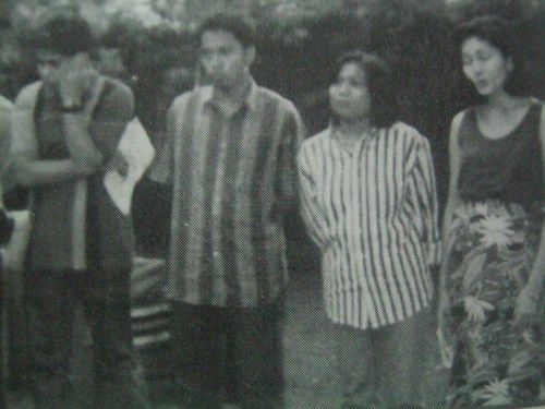 Si Risa (sa pinakakanan), habang umaawit kasama ng Makabayang Alyansa para sa Sining Obrero (MASO), ang pangkat pangkalinangan ng Pandayan. Mula sa Socdem na inedit ni Benjamin Tolosa.