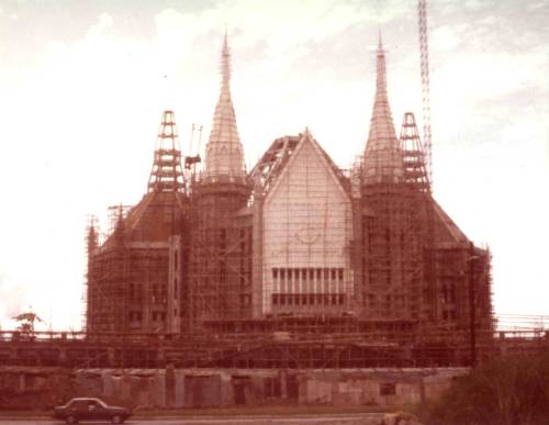 Ang templo sentral ng Iglesia ni Cristo na dinisenyo ni Arkitekto Carlos A. Santos-Viola habang tinatapos pa lamang.  Mula sa Skyscrappercity.