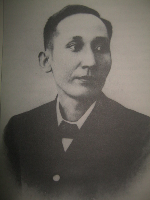 Aktwal na larawan ni Mabini noong 1894.  Nakakalakad pa siya rito.