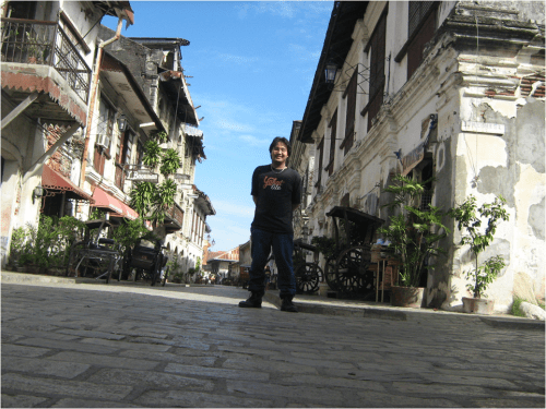 Mga bahay na bato sa Calle Crisologo sa Vigan, tinatawag na "Spanish Houses."  Sinupan ng Aklatang Xiao Chua.