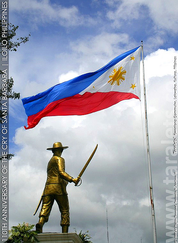 Isang malaking-malaking bandilang Pilipino na iniilawan tuwing gabi, sumasagisag sa pagiging bahagi nito sa kasaysayan ng bandila ng Pilipinas.  Nakaharap ito sa monumento ni Heneral Martin Delgado.