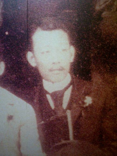 Tingnan ang larawan na ito ni Ariston Bautista, lagyan mo lang ng sombrero, pati pose ay katulad ng hitsura ng ikatlong lalaki sa "Parisian Life."  Kuha ni Xiao Chua mula sa GSIS Museo ng Sining.