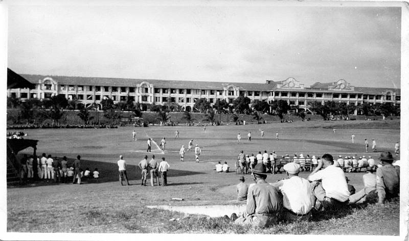 Ang Topside (Mile Long) Barracks sa kanyang kasagsagan bilang tahanan ng mga sundalong Amerikano.