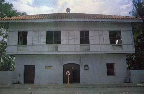 Rekonstruksyon ng bahay na bato ng mga Rizal sa Dapitan.  Dinisenyo ni Arkitekto Juan Nakpil, Pambansang Alagad ng Sining sa Arkitektura batay sa mga historikal na datos.  Mula sa Lolo Jose:  An Intimate Portrait of Jose Rizal ni Asuncion Lopez-Bantug.