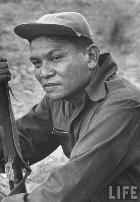 Si Kalihim Ramon Magsaysay ng Tanggulang Pambansa.  Magiging Pangulo ng Pilipinas.  Mula sa LIFE.