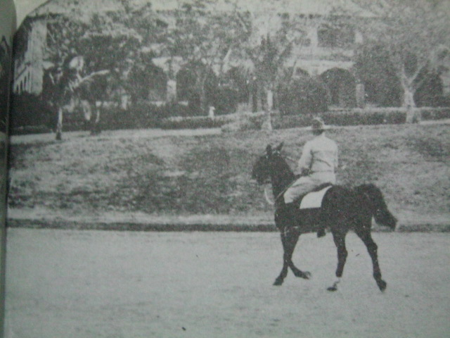 Isang sundalong nag-eenjoy mangabayo sa harapan ng Post Headuarters. Mula sa Corregidor ni Alfonso Aluit.