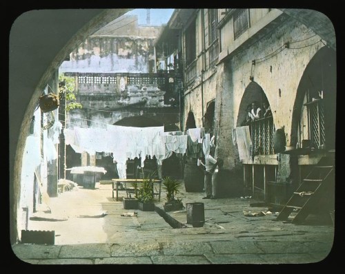 Tulad sa bahay kubo ang mga bahay na bato ay may mga silong na hindi tinitirhan.  Isang patio ng bahay sa Intramuros, ang lumang Maynila, 1900.  Koleksyon Dr. Luis Camara Dery.