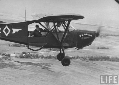 Si Magsaysay ay mahilig talagang biglaang sumasakay sa eroplano.  Mula sa LIFE.