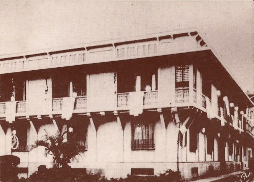 Bahay-Nakpil na may dekorasyon para sa isang pista, Dekada 1930s.  Mula sa Bahay Nakpil-Bautista.
