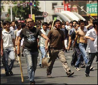 Mga Taiwanese na may baseball bat na handang ihataw sa mga Pilipino.