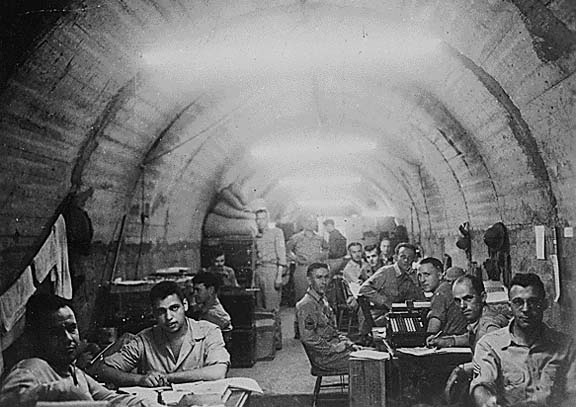 Mga sundalo sa loob ng Malinta Tunnel.