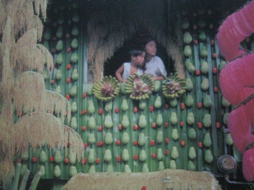 Bahay na may dekorasyong kipping.  Mula sa Pacto de Sangre.