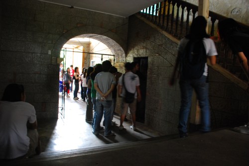 Ang mga estudyante ni Prop. Xiao Chua habang nakapila sa pagsulyap sa bartolina.