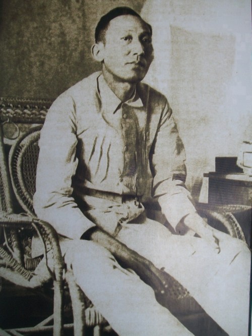Larawan ni Apolinario Mabini, arestado sa loob ng Intramuros.  Mula sa Dambanang Pangkasaysayang Mabini sa Tanauan, Batangas.