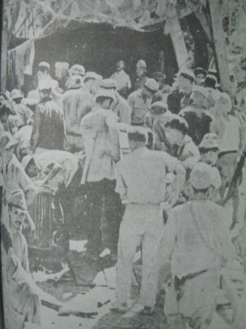 Mga sundalo sa bukana ng Malinta Tunnel. Mula sa Corregidor ni Alfonso Aluit.