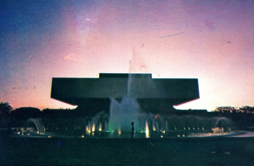 Sentrong Pangkultura ng Pilipinas.  Obra ni Arkitekto Leandro Locsin.  Inspirasyon ang alon ng dating dagat na pinagtayuan ng gusali at ang hugis ng bahay kubo.  Mula sa Marcos Presidential Center.