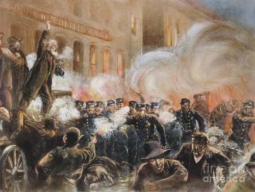 Ang Haymarket Incident sa Chicago. Mula sa Wikipedia: "This 1886 engraving was the most widely reproduced image of the Haymarket Affair. It inaccurately shows Fielden speaking, the bomb exploding, and the rioting beginning simultaneously."