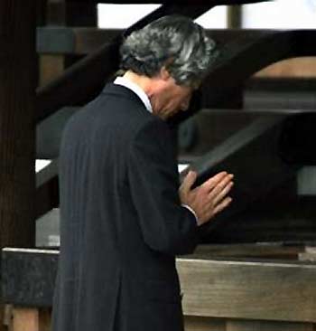Si Primer Ministro Koizumi na nagpupugay sa mga sundalong Hapones sa kanilang mga digmaan sa Yasukuni Shrine.