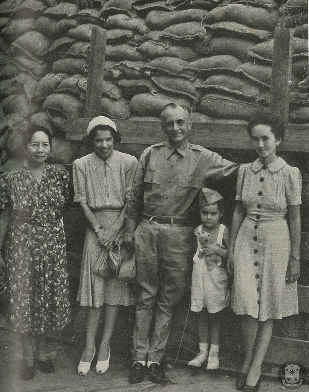 Gng. Aurora A. Quezon, Gng. Jean Faircloth MacArthur, Pangulong Manuel L. Quezon, Arthur MacArthur, Maria Aurora Quezon, sa Corregidor, 1942. Mula sa Philippine Diary Project.