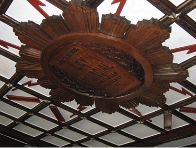 Ang disenyo ng araw na may walong sinag at pangalan ng walong lalawigan (kabilang na ang Tarlac), sa kisame ni Heneral Emilio Aguinaldo sa Kawit, Cavite.  Kuha ni Xiao Chua.