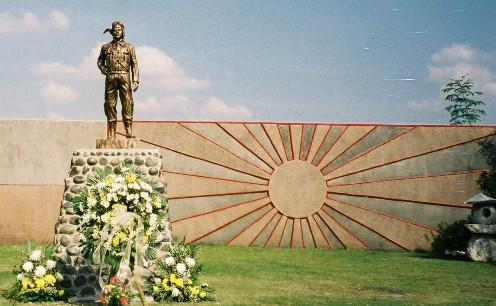 Ang "monumento" sa sayt ng kapanganakan ng Kamikaze sa Mabalacat, Pampanga sa may SCTEX.  Mula sa wgordon.web.wesleyan.edu.