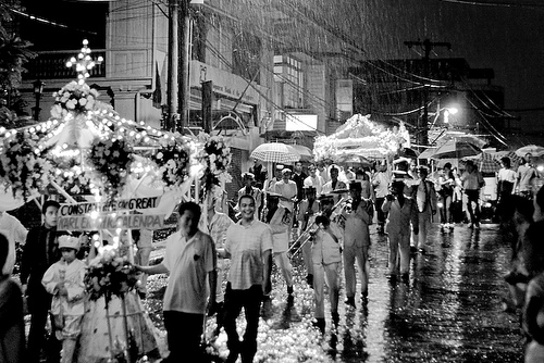 Santacruzan sa ulan.  Mula sa decktheholidays.blogspot.com.