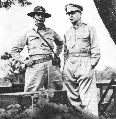 Si Heneral Jonathan Wainwright at Heneral MacArthur. Mula sa ibiblio.org.