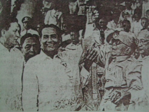 WINNER!  Itinaas ni Pangulong Diosdado Macapagal ang kamay ng pangulo ng unang republika na si Emilio Aguinaldo na noon ay mahigit 90 taong gulang na!