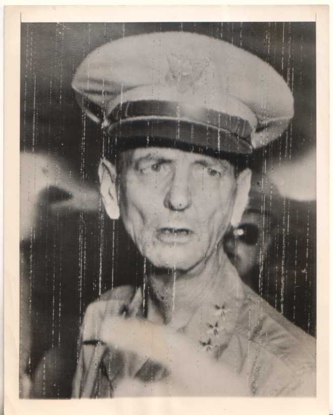 Si Heneral Jonathan Wainwwright, nangayayat sa pagtatapos ng digmaan.