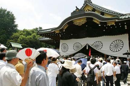 Mga bumibisita sa Yasukuni Shrine.  Mula sa theage.com.au.