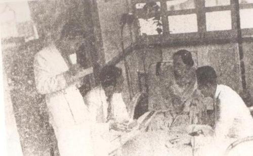 Si Ka Oriang habang kinakapanayam ng mga iskolar ng bayan na nagsusulat sa Philippine Collegian.  Mula sa UP Departamento ng Kasaysayan.