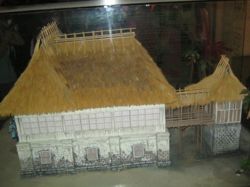 Halimbawa ng bahay na may kasilyas sa ikalawang palapag na nakahiwalay sa mismong bahay.  Modelo ng lumang munisipyo ng Angeles, Pampanga.  Kuha ni Xiao Chua sa Museo ning Angeles.
