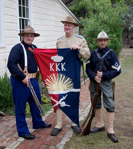 Ang bandila ng KKK sa Polo na hawak ng mga Amerikanong nagcocosplay bilang mga sundalo noong Philippine-American War.  In fairness sa effort.  Mula sa http://www.flickr.com/photos/dcnelson0381/5194186568/in/photostream/lightbox/.