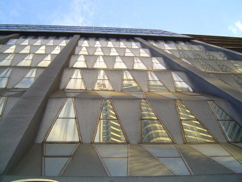 Ang mas matandang Rufino Building sa ilalim ng naging isa sa pinakamataas na gusali sa buong Pilipinas, ang Rufino Tower na idinagdag na lamang.