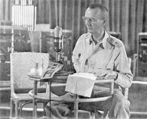 Isang rare photo, ibang anggulo, ng radio address ni Wainwright ng pagsuko ng Corregidor. Mula sa tragedyofbataan.com.