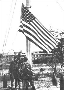 Ang muling pagtataas ng bandilang Amerikano sa Corregidor nang muling mabawi ni MacArthur ang isla, March 2, 1945. Mula sa pacificwar.org.au.