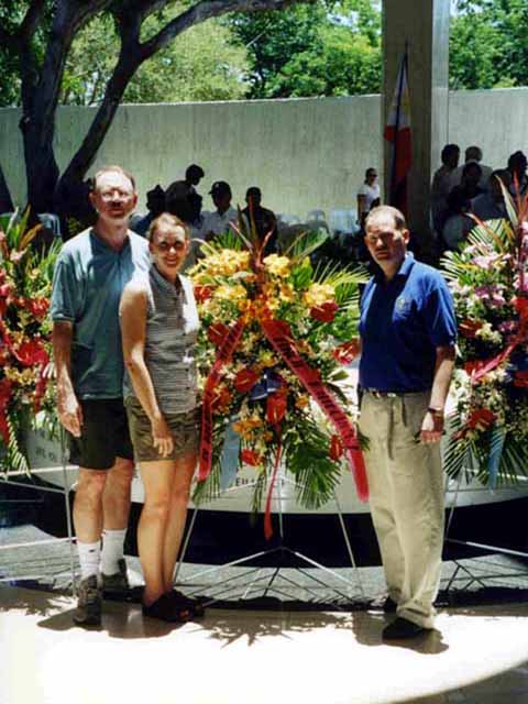 Steve and Marcia Kwiecinski sa isang anibersaryo May 6 habang ang liwanag ng Pacific War Memorial ay nasa gitna mismo ng altar. Mula sa http://steveandmarciaontherock.blogspot.com/