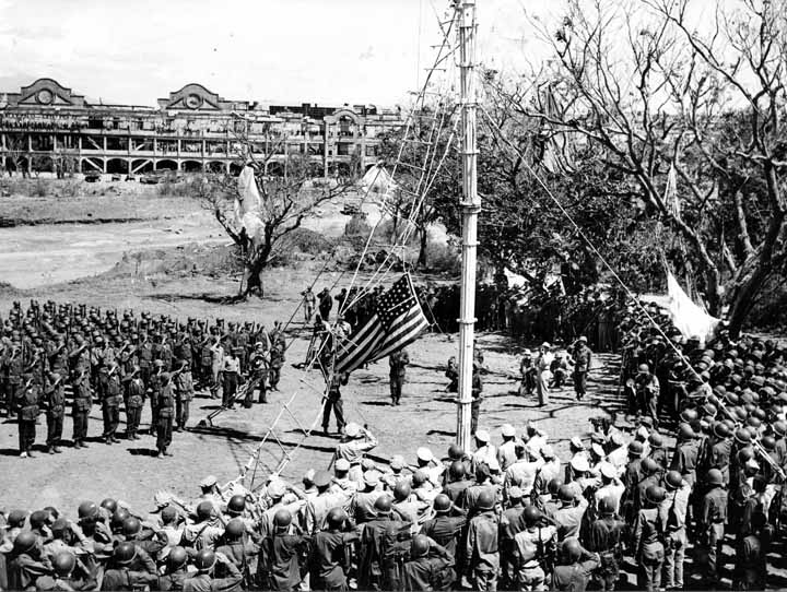 Ang pagtataas ng bandila ng Amerika sa muling nabawing isla sa pangunguna ni MacArthur. Mula sa http://steveandmarciaontherock.blogspot.com/