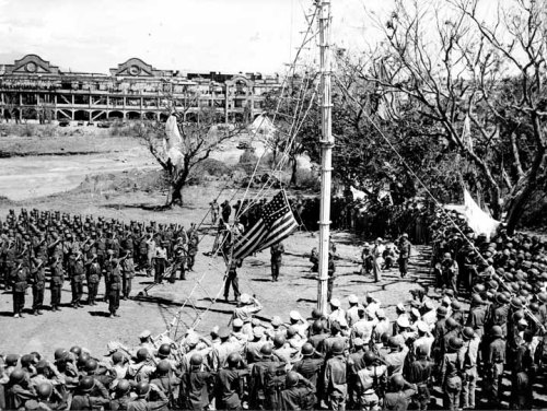 Ang pagtataas ng bandila ng Amerika sa muling nabawing isla sa pangunguna ni MacArthur.  Mula sa http://steveandmarciaontherock.blogspot.com/