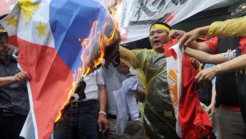 Pagsusunog ng bandilang Pilipino ng mga nagpoprotestang Taiwanese.