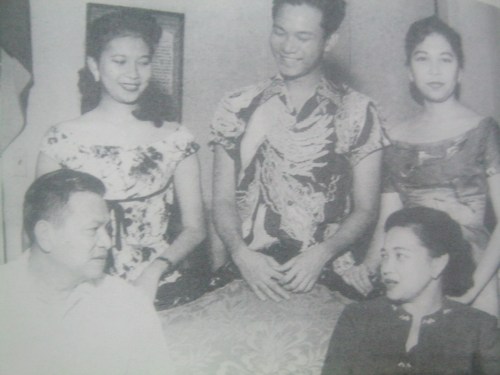 Si Pangulong Magsaysay at si Gng. Luz Banson Magsaysay kasama ang kanilang mga ana na sina Tita, Jun at Mila.