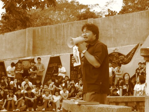 Si Xiao Chua habang nagsasalita sa 400 estudyante ng Unibersidad ng Sto. Tomas sa Bundok Nagpatong, February 8, 2009.
