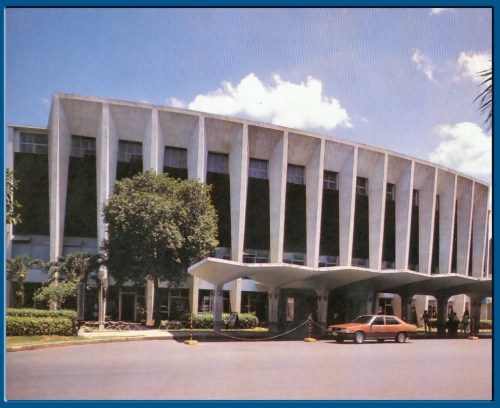 Ang dating Rizal Theater sa Makati.  Nasa sayt ng ngayon ay Shang-ri La Makati malapit sa Glorietta.  Mula sa dmcinet.com.