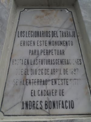 Sa unang marker na nailagay ng Legionarios del Trabajo, ang petsa ng pagpatay kay Bonifacio ay Abril 26, 1897.  Dahil dito at sa iba pa raw na ebidensya, naniniwala si Dr. Luis Camara Dery na patay na si Bonifacio sa Limbon pa lamang ayon sa unang petsang paggunita, at hi di siya nalitis.  Pinalitaw na lamang raw ito.  Teyorya pa lamang ito.  Mula kay Rhonnel Dimaisip.