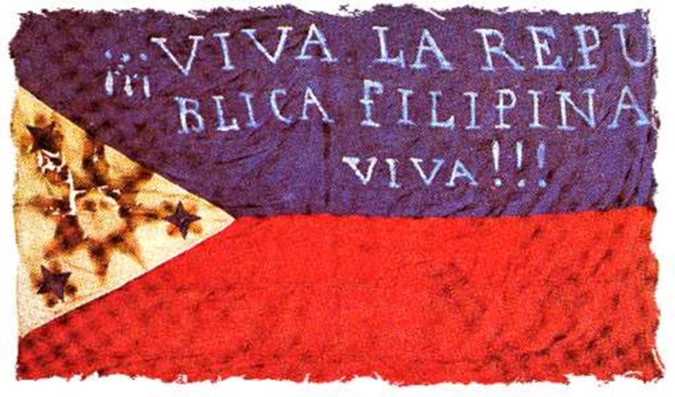 Isang lumang watawat ng Pilipinas na may nakasulat na "Viva La Republica Filipina! Viva!!!" (Bawal na itong gawin ngayon ayon sa Flag and Heraldic Code). Dark blue ito. Mula sa Pambansang Komisyong Pangkasaysayan ng Pilipinas.