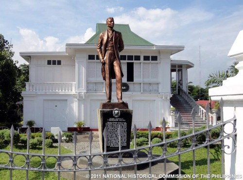 Ang ancestral house at monumento ni Felipe Agoncillo sa Taal, Batangas.  Mula sa Pambansang Komisyong Pangkasaysayan ng Pilipinas.
