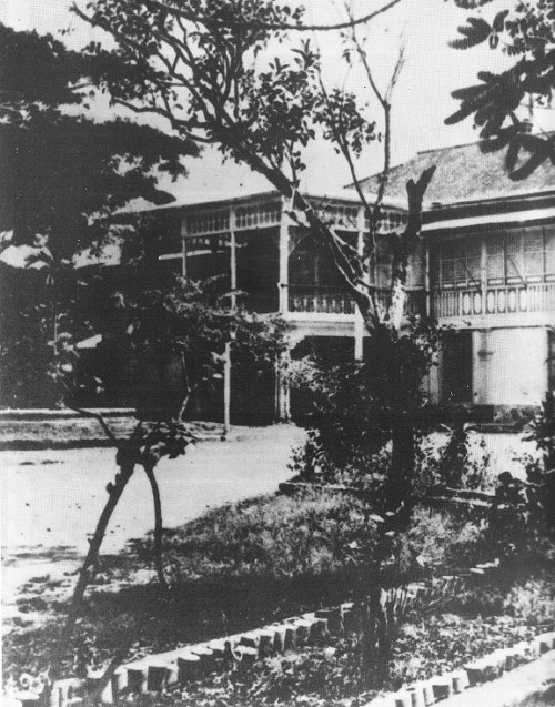 Ang unang gusali ng DLSC ay isang lumang bahay na bato na dating pook ng The American School bago ito lumipat kung saan man. Mula sa La Salle: 1911-1986.