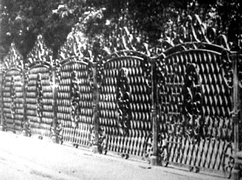 Ang mga bakod na ito na inorder pa sa Scotland ang siyang mga bakal na nagprotekta sa unang DLSC sa Calle Nozaleda, Paco, Maynila. Ang mga bako na ito ay inilipat sa Intramuros matapos ang digmaan at ngayon ay nasa bukana na ng Fort Santiago. Mula sa La Salle: 1911-1986.