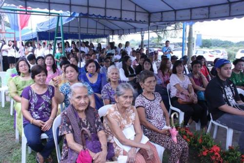 Pakikilahok ng bayan sa pagpaparangal kay Ka Luis Taruc noong June 21, 2013.  Mula sa Philippine Information Agency Gitnang Luzon.