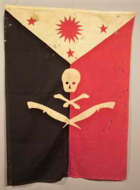 Isang lumang bersyon ng watawat ng Pilipinas, hindi walo ang sinag ng araw ay may bungo at itak pa. Mula kay Paolo Paddeu.